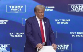 Зустріч Дональда Трампа з виборцями закінчилася передчасно, бо глядачі почали непритомніти