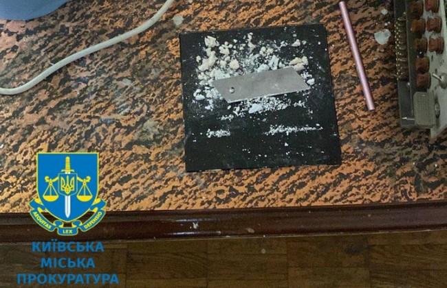 В Киеве мужчина обустроил в квартире нарколабораторию и во время обыска пытался слить амфетамин в унитаз