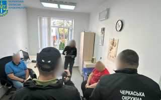 На Черкащині лікар та медсестра за 25 тисяч гривень обіцяли допомогти в ухиленні від мобілізації — їм оголошено підозри