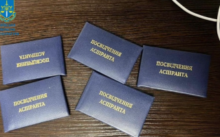 На Київщині троє працівників навчального закладу за гроші допомагали військовозобов’язаним уникати мобілізації