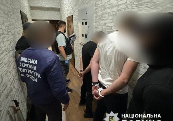 В Одессе задержали банду, которая требовала 20 тысяч долларов у юноши за несуществующий долг