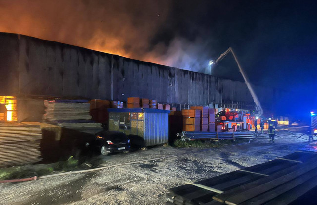 На Львівщині сталася масштабна пожежа на автобусному заводі