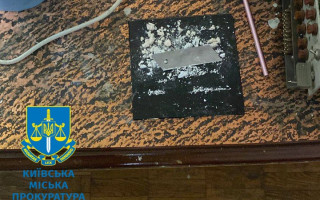 В Киеве мужчина обустроил в квартире нарколабораторию и во время обыска пытался слить амфетамин в унитаз