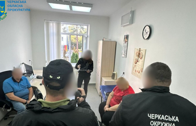В Черкасской области врач и медсестра за 25 тысяч гривен обещали помочь в уклонении от мобилизации — им объявлены подозрения