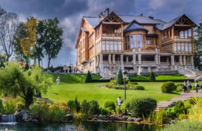 Вищий антикорсуд зняв арешт з резиденції Януковича «Межигір‘я»