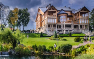 Высший антикорсуд снял арест с резиденции Януковича «Межигорье»