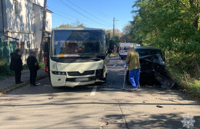 В Киеве машрутка попала в ДТП – движение на одной из улиц столицы затруднено