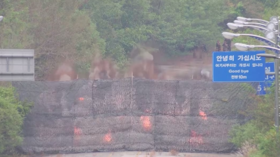 Північна Корея підірвала міжкорейську дорогу та залізничні лінії біля кордону, фото та відео