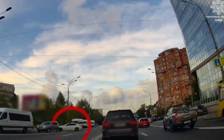 У Києві покарали водія BMW, який перетнув подвійну суцільну лінію дорожньої розмітки — відео