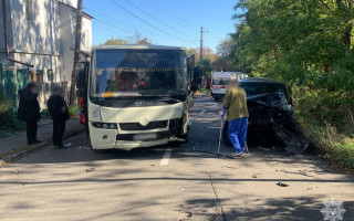 У Києві машрутка потрапила у ДТП – рух на одній із вулиць столиці ускладнений