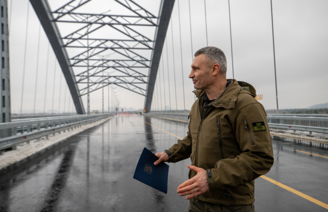 Віталій Кличко відповів, коли можуть запустити рух автомобілів Подільсько-Воскресенським мостом
