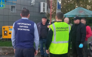В Ужгороде задержали мужчин, которые за 6500 долларов пытались переправить военнообязанного в Словакию