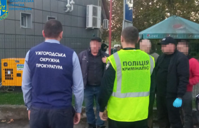 В Ужгороде задержали мужчин, которые за 6500 долларов пытались переправить военнообязанного в Словакию