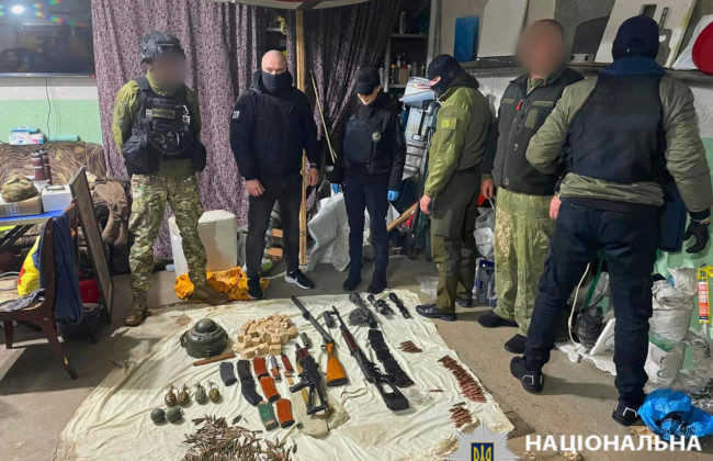 На Київщині викрили чоловіка, який у гаражі зберігав зброю та боєприпаси, фото