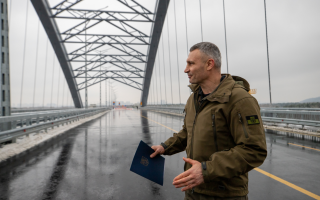 Віталій Кличко відповів, коли можуть запустити рух автомобілів Подільсько-Воскресенським мостом