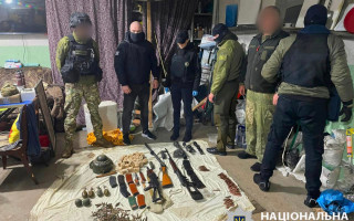 На Київщині викрили чоловіка, який у гаражі зберігав зброю та боєприпаси, фото