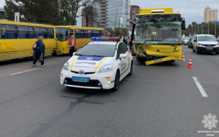 У Києві масштабна ДТП за участі громадського транспорту, фото