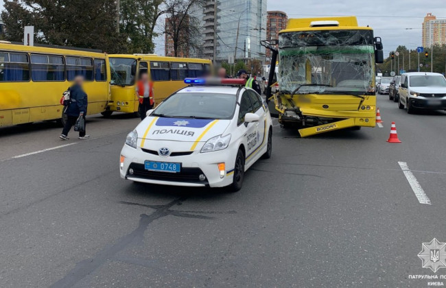 У Києві масштабна ДТП за участі громадського транспорту, фото