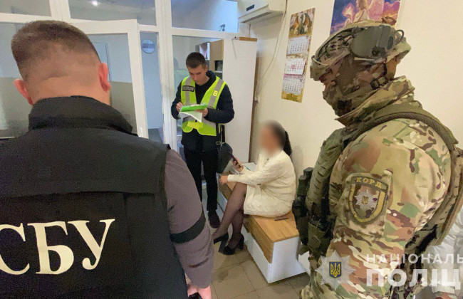 В Могилев-Подольском за взятки задержали адвоката и врача, которые подделывали медицинские документы