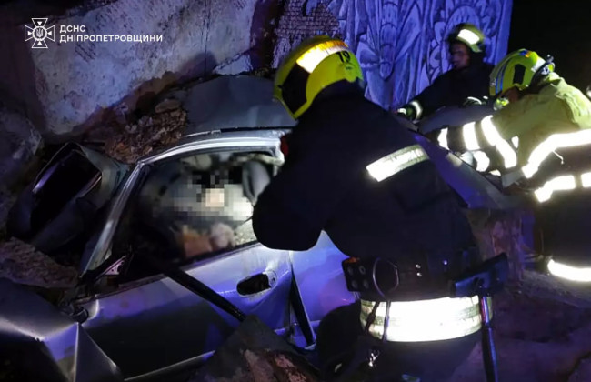 На Дніпропетровщині стела вбила водія легковика