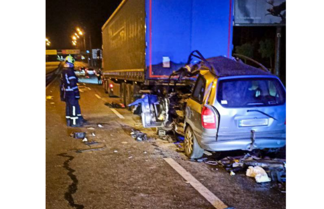 У Києві в результаті ДТП з вантажівкою чоловіка затиснуло у понівеченому автомобілі