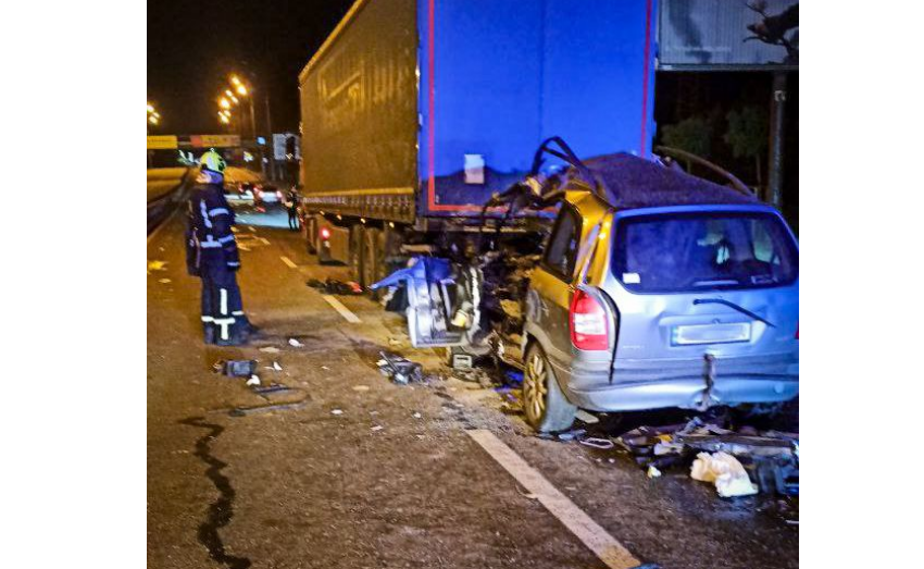 У Києві в результаті ДТП з вантажівкою чоловіка затиснуло у понівеченому автомобілі