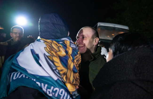 СБУ показала эксклюзивные кадры возвращения из российского плена 95 украинцев