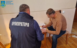 Вимагали 15 тисяч доларів за вирішення земельних питань — на Рівненщині викрили голову громади та депутата