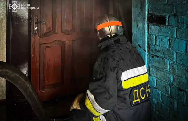 На Київщині під час пожежі в квартирі загинула жінка