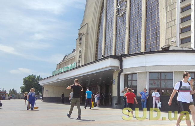 В Киеве на Вокзальной площади изменяют схему движения — машины и общественный транспорт разделили