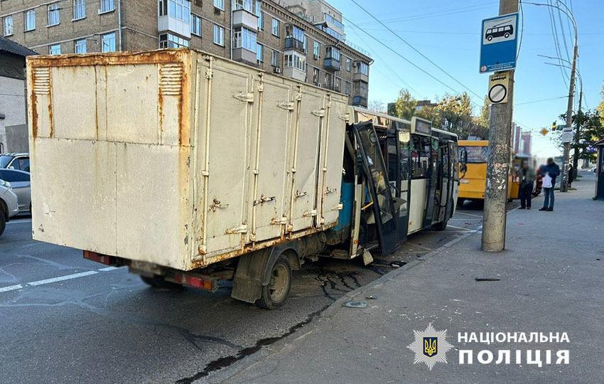 В Киеве в маршрутке, в которую въехал грузовик, находились люди – на месте работают медики