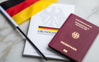 В Германии с 1 ноября упрощается порядок изменения в паспорте записи о поле — в очередь стали тысячи человек