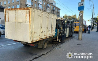 У Києві у маршрутці, в яку в’їхала вантажівка, перебували люди – на місці працюють медики