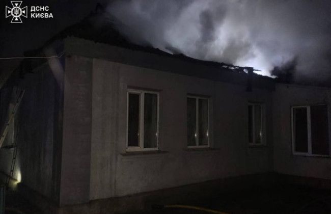 Пошкоджено два будинки — у ДСНС показали наслідки падіння уламків «шахедів» у Києві