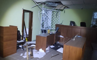 На Сумщині внаслідок ворожого удару КАБами було пошкоджено адмінбудівлю системи правосуддя, фото