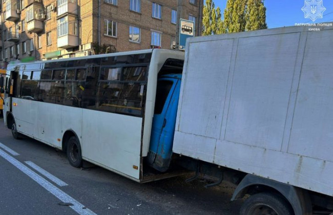 В Киеве грузовик на полном ходу влетел в маршрутку — видео серьезного ДТП