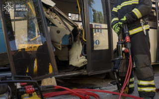 ДТП з вантажівкою та маршруткою у Києві — рятувальникам довелось деблоковувати двох постраждалих, фото