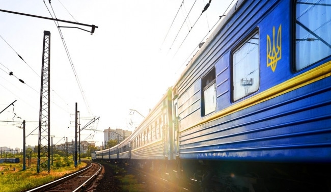 Во Львове 11-летняя девочка поднялась на вагон поезда, чтобы сделать селфи, и получила сильные ожоги