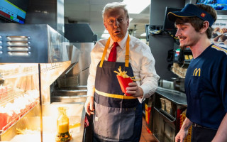 Дональд Трамп вийшов працювати на кухню в McDonald's і потролив Камалу Гарріс, відео