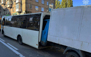 У Києві вантажівка на повному ходу влетіла у маршрутку — відео серйозної ДТП