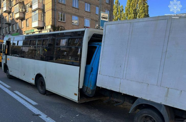 В Киеве грузовик на полном ходу влетел в маршрутку — видео серьезного ДТП