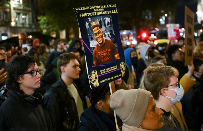 Суд оправдал полицейского, который застрелил безоружного темнокожего мужчину в Лондоне