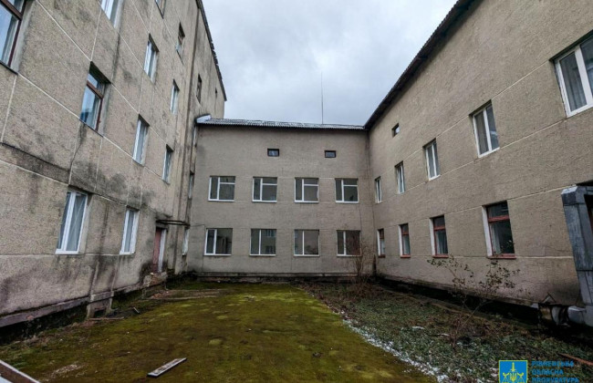 В Ровенской области после ракетного удара в больнице установили некачественные окна — руководителя медучреждения подозревают в служебной халатности