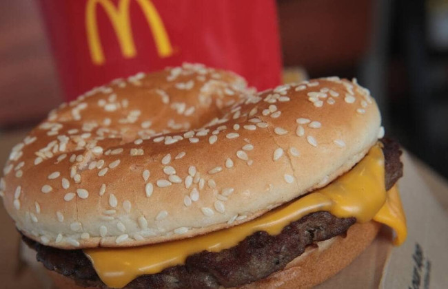 В США посетители McDonald's массово отравились, съев чизбургер — есть погибший