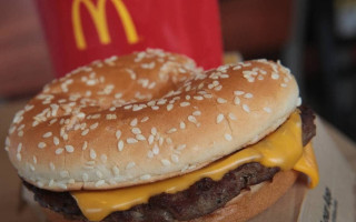 В США посетители McDonald's массово отравились, съев чизбургер — есть погибший