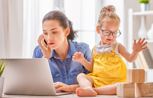 В Гоструда напомнили правила отнесения в стаж работы отпуска по уходу за ребенком