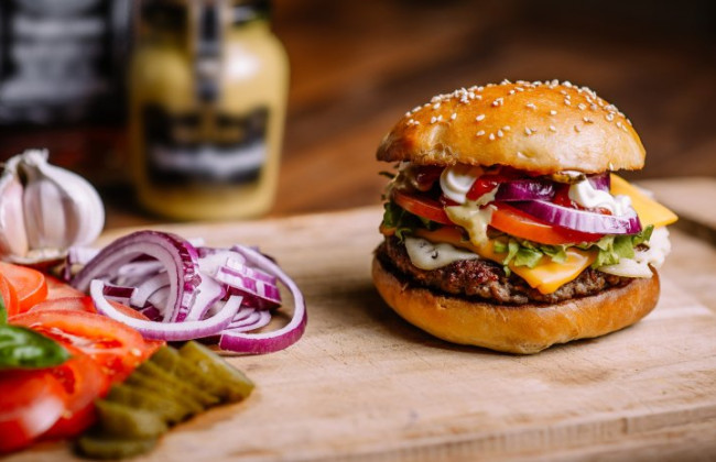 Сети фастфуда США изымают лук из-за вспышки кишечной палочки в McDonald's