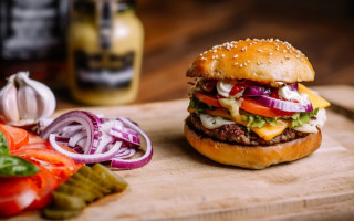 Мережі фастфуду США вилучають цибулю через спалах кишкової палички у McDonald's