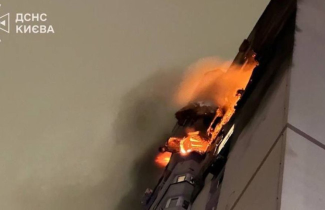 В Киеве российский БпЛА попал в жилой дом, горят верхние этажи