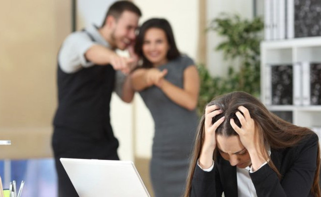 Как распознать моббинг на работе — объяснение Гоструда